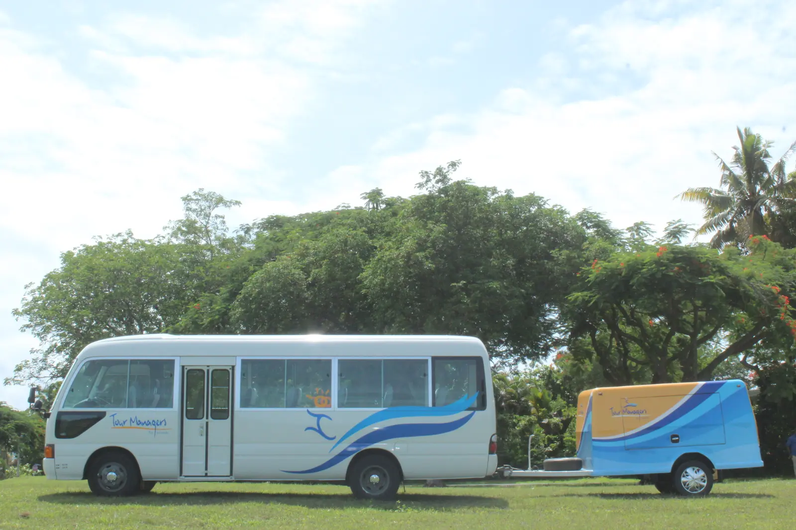 Shuttle and luggage trailer